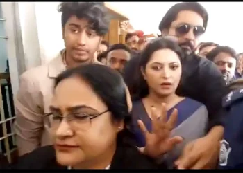 পরীমনির জামিনদার তরুণ গায়ক শেখ সাদী (বাঁয়ে), আজ ঢাকার সিজেএম আদালতে