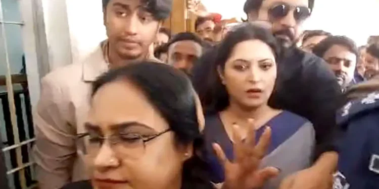 পরীমনির জামিনদার তরুণ গায়ক শেখ সাদী (বাঁয়ে), আজ ঢাকার সিজেএম আদালতে