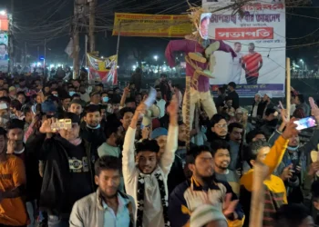 ব্রাহ্মণবাড়িয়ায় সম্মেলন বাতিলের দাবিতে একাংশের নেতা–কর্মীদের বিক্ষোভ। মঙ্গলবার সন্ধ্যায় শহরের কুমারশীল মোড়ে