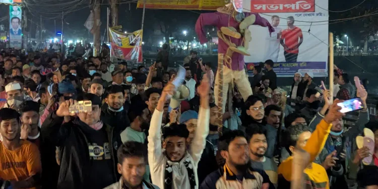 ব্রাহ্মণবাড়িয়ায় সম্মেলন বাতিলের দাবিতে একাংশের নেতা–কর্মীদের বিক্ষোভ। মঙ্গলবার সন্ধ্যায় শহরের কুমারশীল মোড়ে