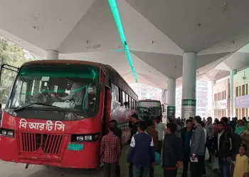 রেলের যাত্রীদের বিআরটিসি বাসে তোলা হচ্ছে। মঙ্গলবার বেলা সাড়ে ১১টায় চট্টগ্রাম রেল স্টেশনে