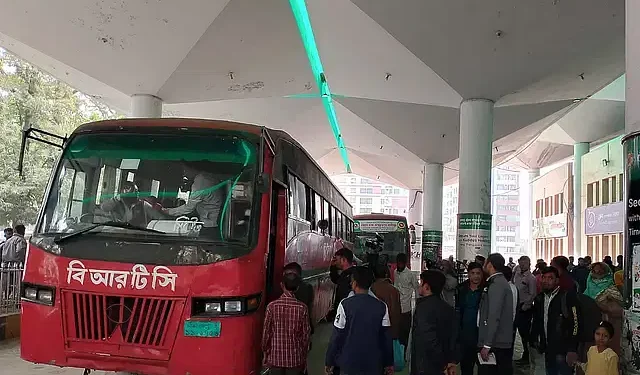 রেলের যাত্রীদের বিআরটিসি বাসে তোলা হচ্ছে। মঙ্গলবার বেলা সাড়ে ১১টায় চট্টগ্রাম রেল স্টেশনে