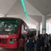রেলের যাত্রীদের বিআরটিসি বাসে তোলা হচ্ছে। মঙ্গলবার বেলা সাড়ে ১১টায় চট্টগ্রাম রেল স্টেশনে