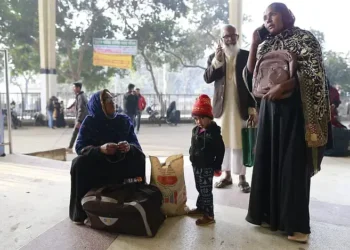 ট্রেন চলবে না। তাই বিকল্প উপায়ে যাওয়ার জন্য ফোনে যোগাযোগ করছেন শামীমা খাতুন (ডানে)। ১৮ দিন আগে অস্ত্রোপচারের মাধ্যমে সন্তানের জন্ম দিয়েছেন তিনি