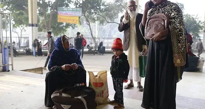 ট্রেন চলবে না। তাই বিকল্প উপায়ে যাওয়ার জন্য ফোনে যোগাযোগ করছেন শামীমা খাতুন (ডানে)। ১৮ দিন আগে অস্ত্রোপচারের মাধ্যমে সন্তানের জন্ম দিয়েছেন তিনি