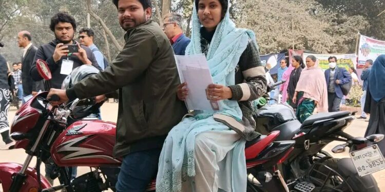 ভর্তি পরীক্ষার্থীদের দ্রুত পৌছিয়ে দিতে জাবি ছাত্রদলের বাইক সার্ভিস