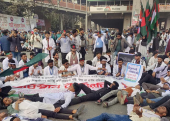 ম্যাটস শিক্ষার্থীদের চার দফা দাবিতে শহীদ মিনারে অবস্থান, আমরণ অনশন কর্মসূচি ঘোষণা