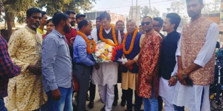 পোষ্য কোটাসহ ১৮ দফা দাবিতে কর্মবিরতি পালন করছে জাবি অফিসার,কর্মচারী সমিতি ও কর্মচারী ইউনিয়ন