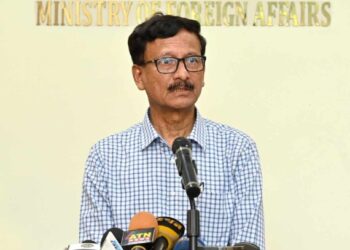 জরুরি প্রয়োজন ছাড়া ভারত না যাওয়ার পরামর্শ পররাষ্ট্র উপদেষ্টার