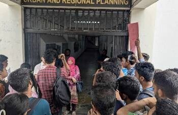 জাবি শিক্ষক আফসানা হকের উষ্কানিতে বিভাগে তালা