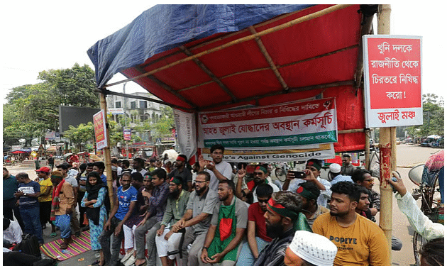 শাহবাগে অবস্থান কর্মসূচিতে জুলাইয়ের আহতরা, দাবি আদায় না হওয়া পর্যন্ত সরে না যাওয়ার ঘোষণা