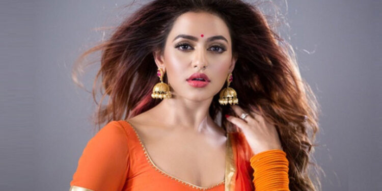 হত্যাচেষ্টা মামলায় অভিনেত্রী নুসরাত ফারিয়াকে গ্রেপ্তার, রিমান্ডের আবেদন সোমবার