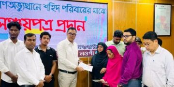 গণঅভ্যুত্থানে নওঁগার ৮ শহীদ পরিবারের হাতে সরকারের ৮০ লাখ টাকার সঞ্চয়পত্র প্রদান