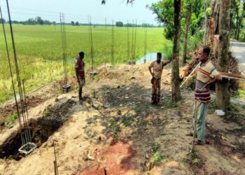 সড়কের জায়গা দখল করে বহুতল ভবন নির্মাণের হিড়িক