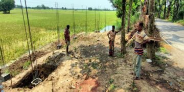 সড়কের জায়গা দখল করে বহুতল ভবন নির্মাণের হিড়িক