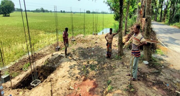 সড়কের জায়গা দখল করে বহুতল ভবন নির্মাণের হিড়িক